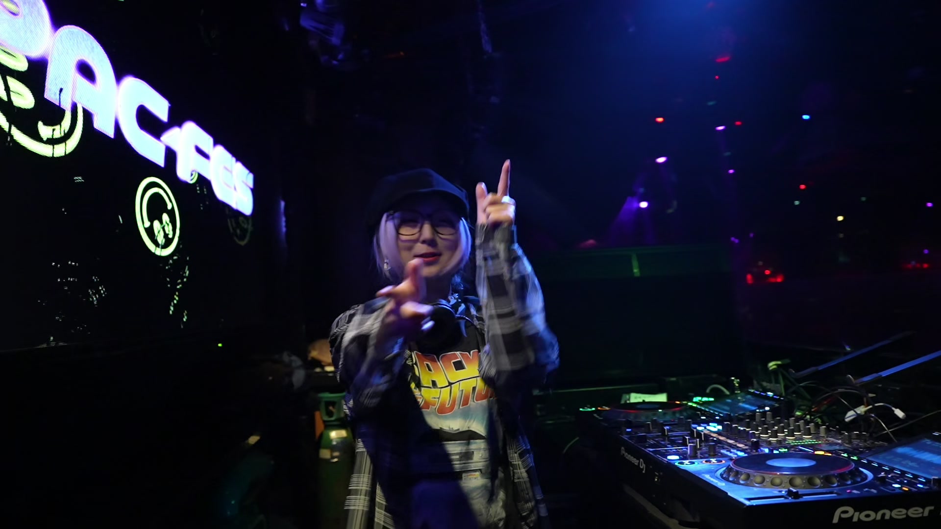 PACFESのロゴを背にしたDJブース。出演者のパフォーマンスを間近で楽しめるフロア。（当日の記録映像より）
