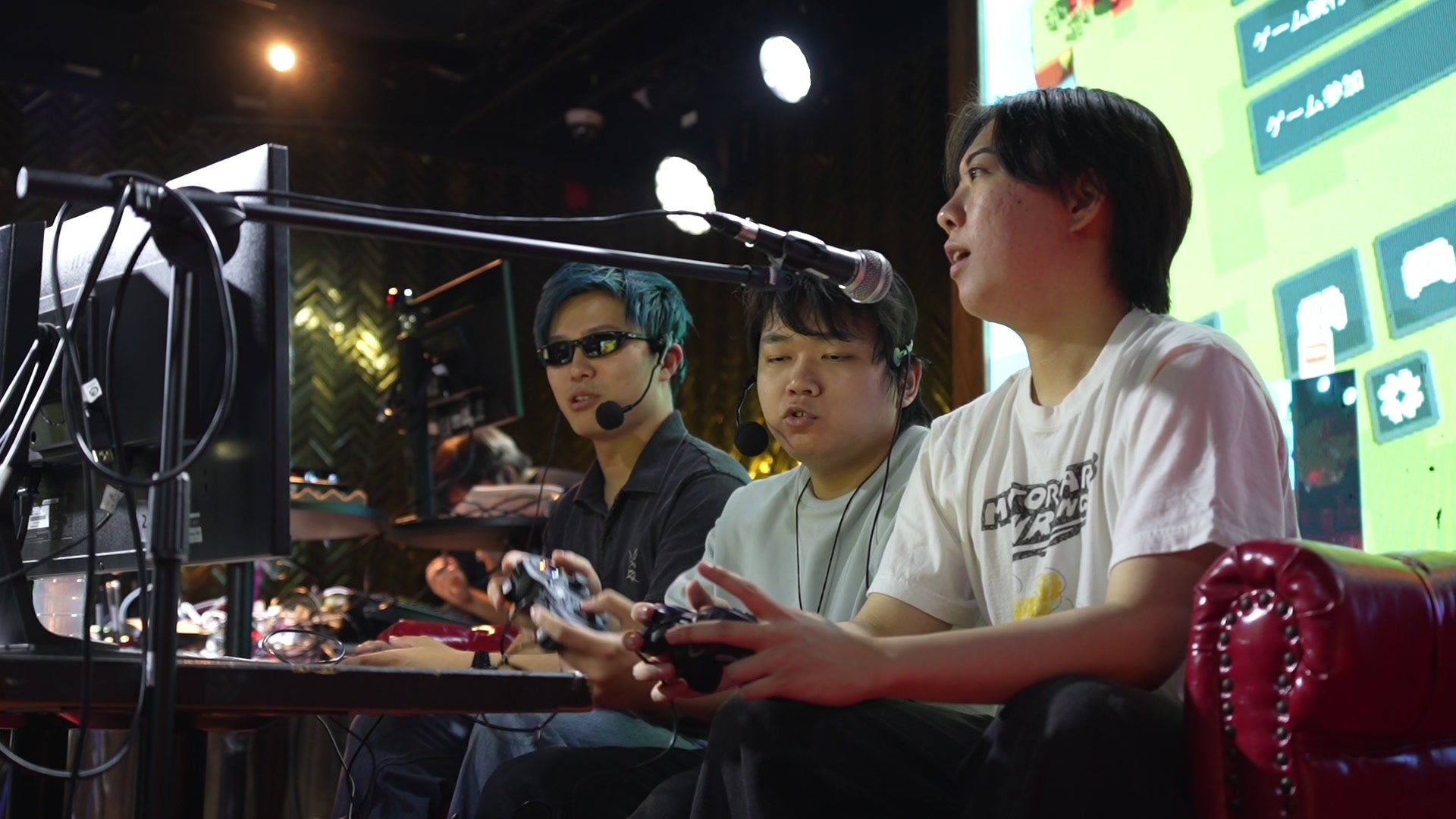 コントローラーを手にゲームをプレイする出演者たち。マイクを通じたトークも同時に進行。（当日の記録映像より）