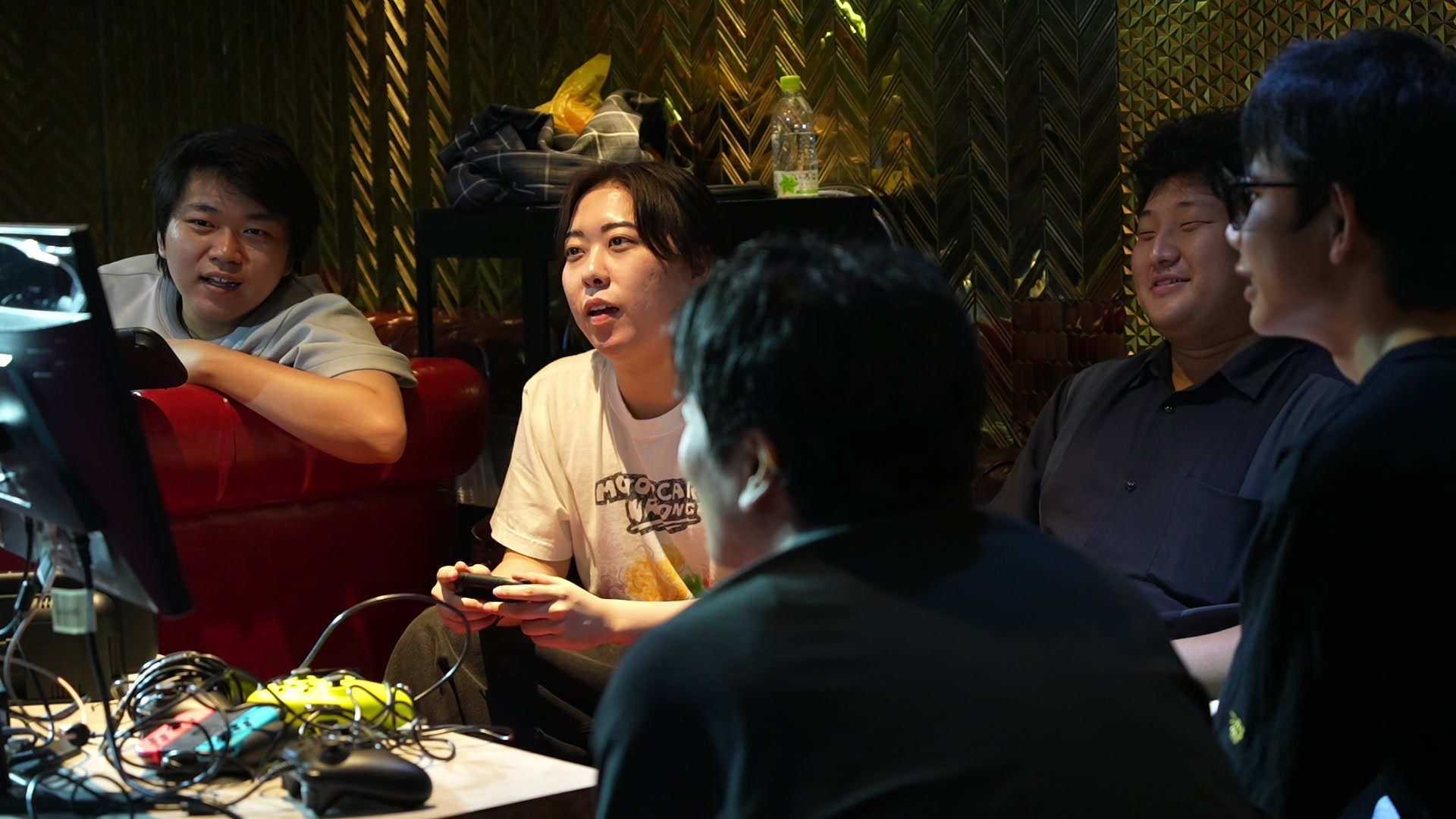 ゲームフロアでのひと場面。モニターを囲み、ゲームと会話を楽しむ。（当日の記録映像より）